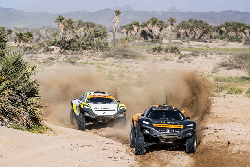 MARCH 12: Emma Gilmour (NZL) / Tanner Foust (USA), NEOM McLaren Extreme E, leads Hedda Hosas (NOR) / Heikki Kovalainen (FIN), JBXE during the Desert X-Prix on March 12, 2023. (Photo by Charly Lopez / LAT Images)