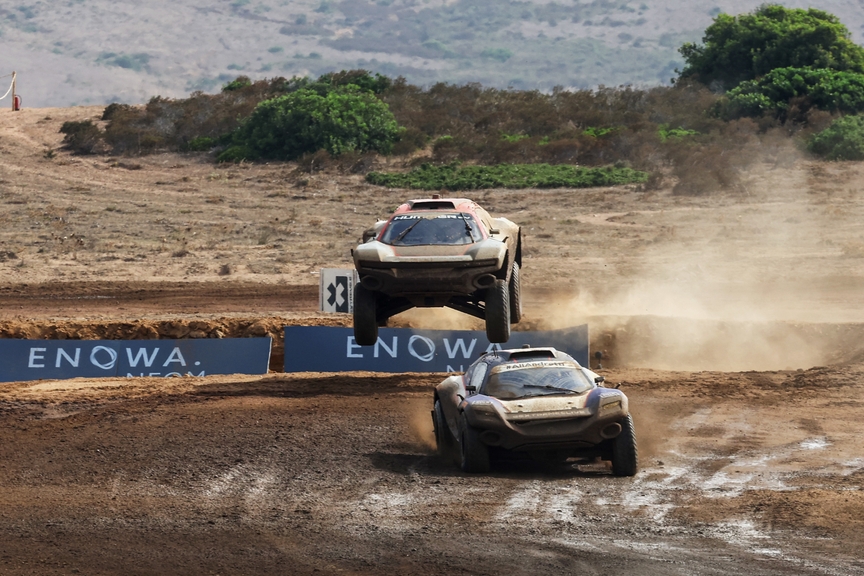 JULY 09: Catie Munnings (GBR) / Timmy Hansen (SWE), Andretti Altawkilat Extreme E, leads Amanda Sorensen (USA) / RJ Anderson (USA), GMC Hummer EV Chip Ganassi Racing during the Island X-Prix on July 09, 2023. (Photo by Colin McMaster / LAT Images)