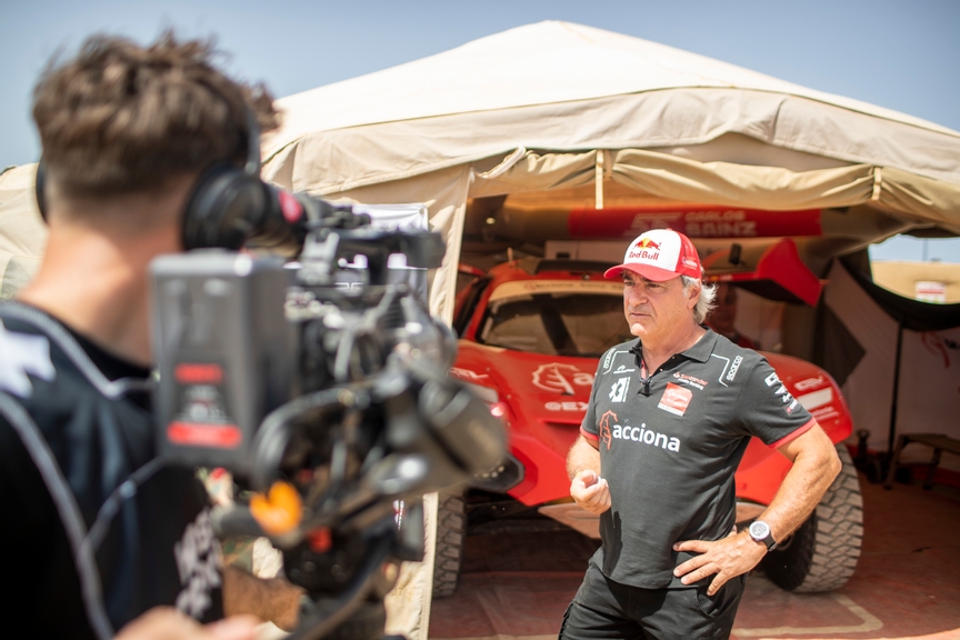 JULY 05: Aurora Media crew in the pits during the Sardinia on July 05, 2022. (Photo by Sam Bloxham / LAT Images)