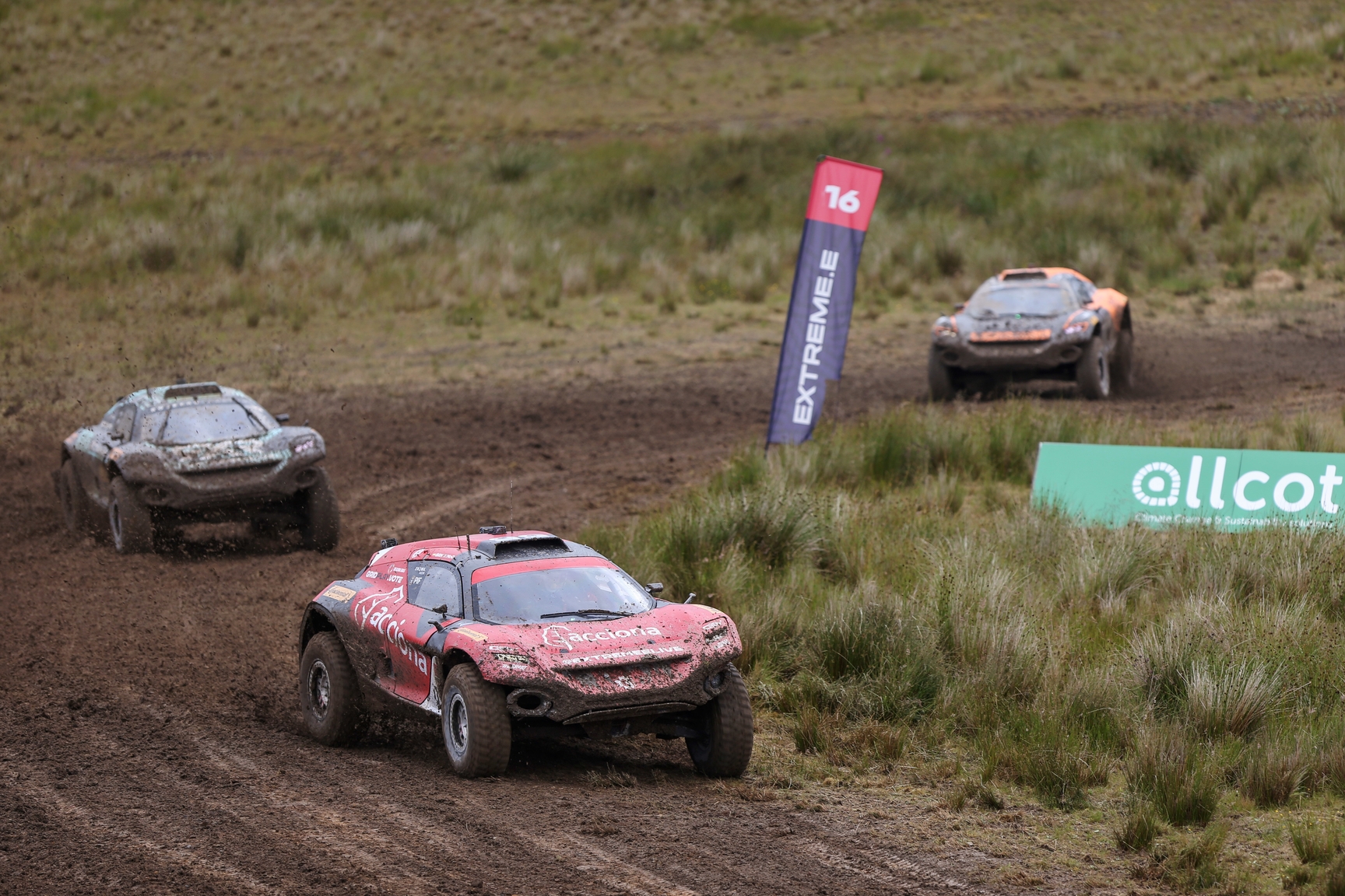 DUMFRIES AND GALLOWAY JULY 14: Laia Sanz (ESP) / Fraser McConnell (JAM), Acciona | Sainz XE Team, leads Mikaela Ahlin-Kottulinsky (SWE) / Johan Kristoffersson (SWE), Rosberg X Racing during the Hydro X-Prix on July 14, 2024 in Dumfries and Galloway. (Photo by Dom Romney / LAT Images)