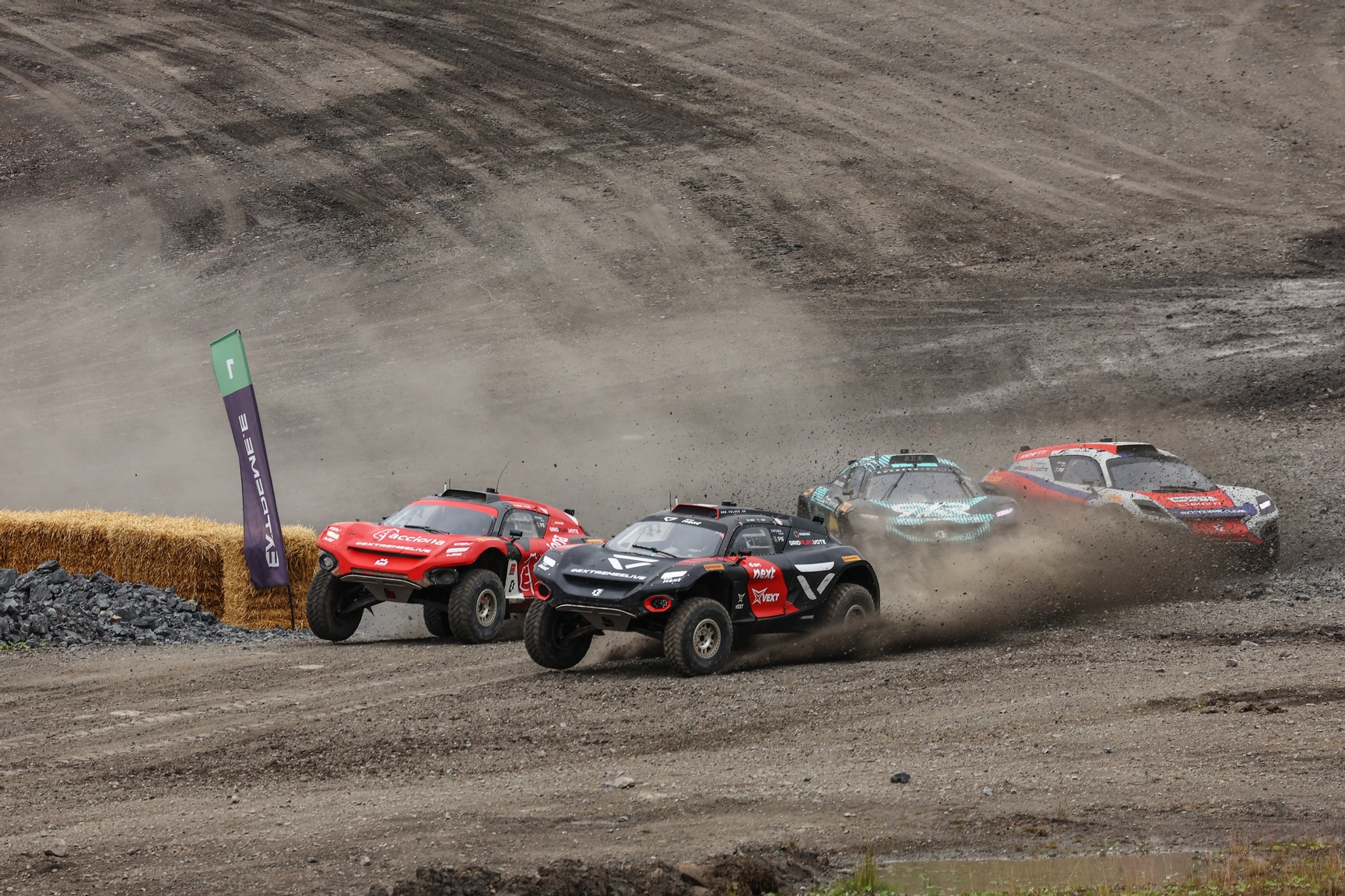 DUMFRIES AND GALLOWAY JULY 14: Molly Taylor (AUS) / Kevin Hansen (SWE), Veloce Racing, leads Laia Sanz (ESP) / Fraser McConnell (JAM), Acciona | Sainz XE Team, as Mikaela Ahlin-Kottulinsky (SWE) / Johan Kristoffersson (SWE), Rosberg X Racing, and Catie Munnings (GBR) / Timmy Hansen (SWE), Andretti Altawkilat Extreme E, clash behind during the Hydro X-Prix on July 14, 2024 in Dumfries and Galloway. (Photo by Colin McMaster / LAT Images)