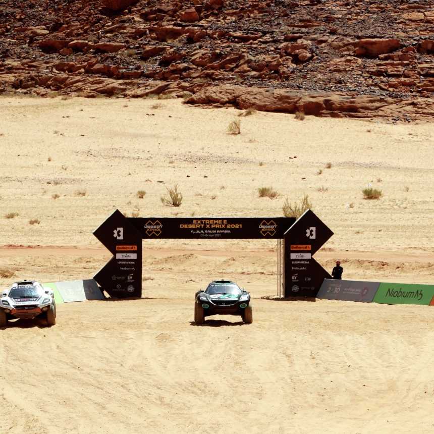ALULA, SAUDI ARABIA - APRIL 04: Catie Munnings (GBR)/Timmy Hansen (SWE), Andretti United Extreme E, Molly Taylor (AUS)/Johan Kristoffersson (SWE), Rosberg X Racing, and Cristina Gutierrez (ESP)/Sebastien Loeb (FRA), X44, line up ready for the start during the Desert X-Prix at AlUla on April 04, 2021 in AlUla, Saudi Arabia. (Photo by Steven Tee / LAT Images)