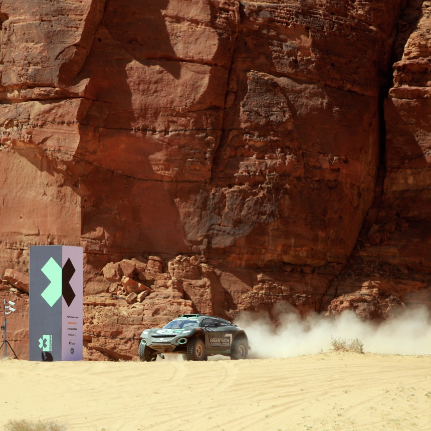 ALULA, SAUDI ARABIA - APRIL 04: Molly Taylor (AUS)/Johan Kristoffersson (SWE), Rosberg X Racing cross the finish line during the Desert X-Prix at AlUla on April 04, 2021 in AlUla, Saudi Arabia. (Photo by Steven Tee / LAT Images)