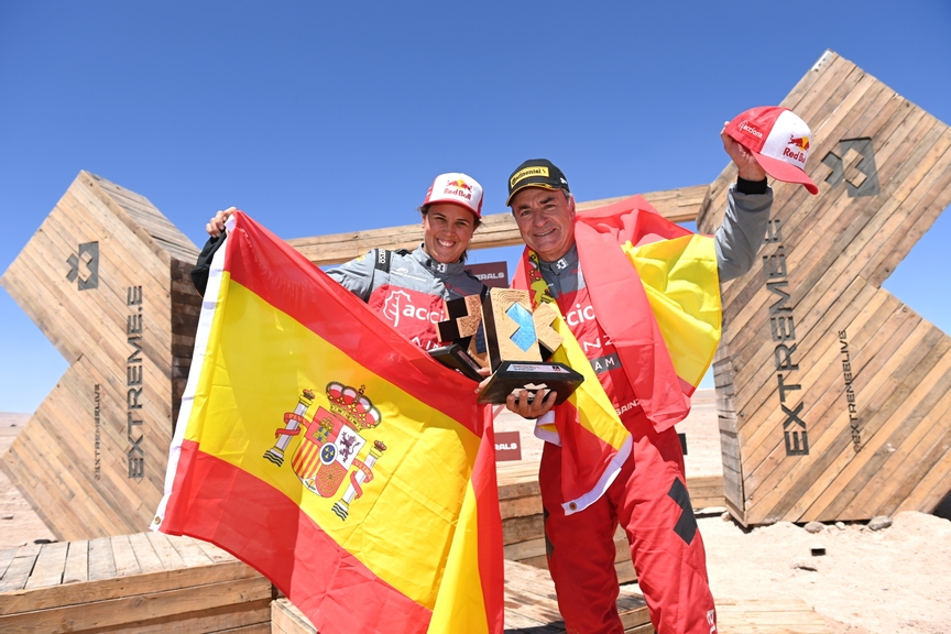 SEPTEMBER 25: Laia Sanz (ESP) / Carlos Sainz (ESP), Acciona | Sainz XE Team celebrate on the podium during the Antofagasta on September 25, 2022. (Photo by Sam Bagnall / LAT Images)