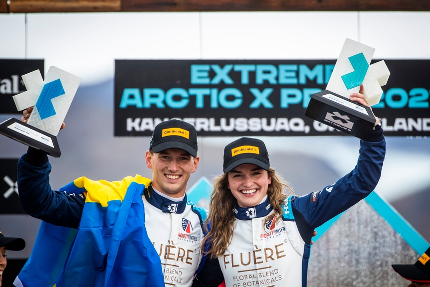 , 1st position, Catie Munnings (GBR)/Timmy Hansen (SWE), Andretti United Extreme E with trophy