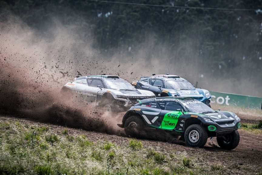 NOVEMBER 27: Molly Taylor (AUS) / Kevin Hansen (SWE), Veloce Racing, leads Sara Price (USA) / RJ Anderson (USA), Chip Ganassi Racing, followed by Klara Andersson (SWE) / Nasser Al-Attiyah (QAT), Abt Cupra XE during the Punta del Este on November 27, 2022. (Photo by Charly Lopez / LAT Images)